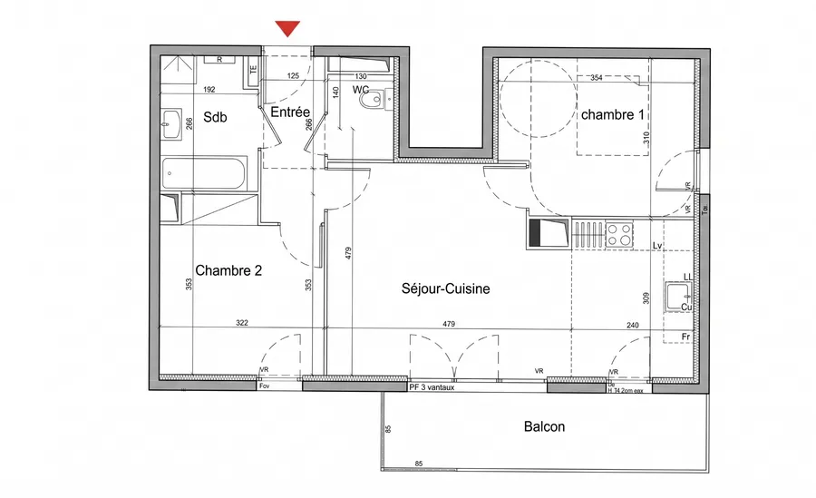 Plan coté de l’appartement : séjour-cuisine, deux chambres, salle de bains, WC et balcon, avec les cotes en centimètres